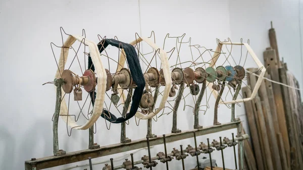 传统织布机 德黑兰亚兹德的一台非常古老的织机 — 图库照片