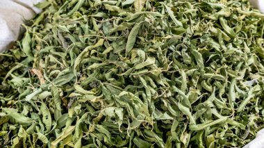 Geleneksel İran pazarında satılan limon yapraklı bitki yığını..