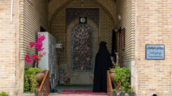 Shiraz Irán 2019 Május Muszlim Nők Fátyolban Belépnek Mecsetbe — Stock Fotó