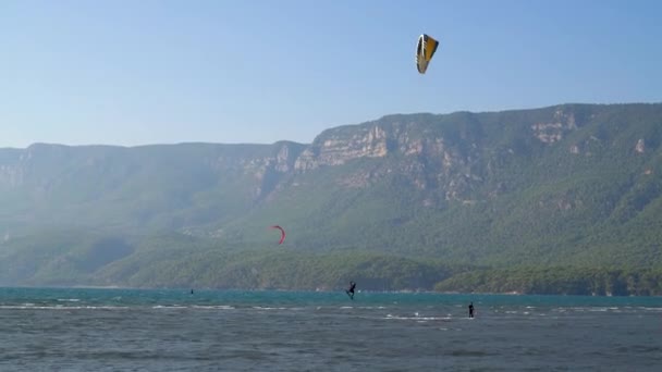 Μαρμαρίς Ακυάκα Τουρκία Νοέμβριος 2020 Άγνωστο Άτομο Kitesurfing Στην Ακυάκα — Αρχείο Βίντεο