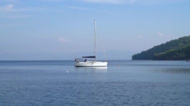 Marmaris, Akyaka, Türkiye - Kasım 2020: Mugla 'daki Akyaka köyünün büyük Akdeniz manzarasında özel tekne