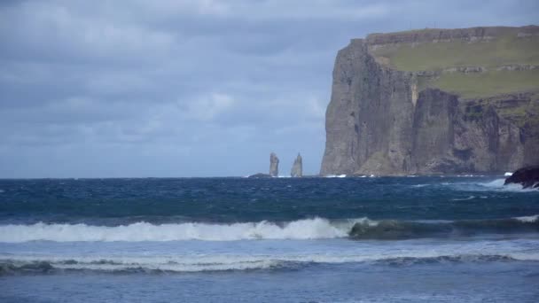 Risin Kellingin Rotsen Gezien Vanuit Tjornuvik Baai Met Golven Die — Stockvideo