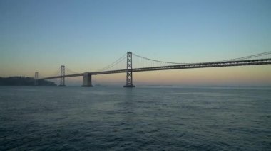 San Francisco Körfezi Köprüsü Kaliforniya, ABD 'de gün batımında