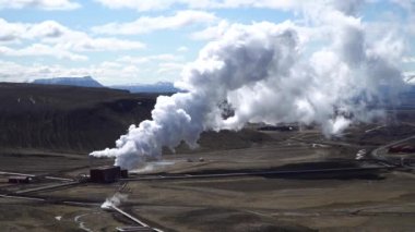 Hver Myvatn Jeotermal Bölgesi 'ndeki jeotermal tesisler. İzlanda' da kaynayan çamur havuzları ve dumanı tüten fümerolleri var.