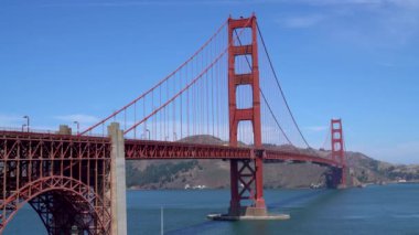 San Francisco, Kaliforniya, ABD - Ağustos 2019: Güneşli bir yaz gününde Golden Gate Köprüsü. Golden Gate Köprüsü, Golden Gate 'e uzanan bir asma köprüdür..