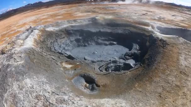 自然蒸気の噴出口と泥のプールがあるHverir Myvatn地熱エリア湖Myvatn Hverir地熱フィールド アイスランド — ストック動画