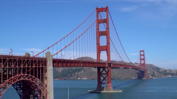 サンフランシスコ カリフォルニア州 アメリカ 8月2019 晴れた夏の日にゴールデンゲートブリッジ ゴールデンゲートブリッジ Golden Gate Bridge ゴールデンゲートに架かる吊り橋 — ストック動画