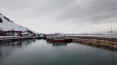 Akdamar Adası, Van, Türkiye - Şubat 2020: Akdamar adası Ermeni Kilisesi 'nden Van Lake limanına giden tekne