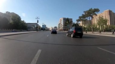 Bakü, Azerbaycan - Haziran 2019: Bakü şehir araba trafiği. Bakü 'de gösterge kamerası POV' u.