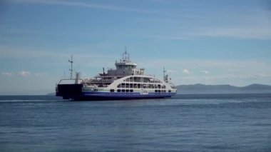 Marmara Adası, Balikesir - Ağustos 2019: Gestas şirketinden Marmara adası limanına yaklaşan araba ve yolcu feribotu