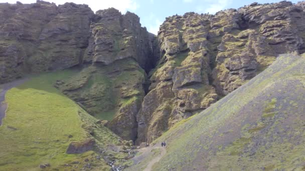 Rauofeldsgja Islandia Agosto 2019 Turistas Caminando Grieta Barranco Rauofeldsgja Botnsfjall — Vídeo de stock