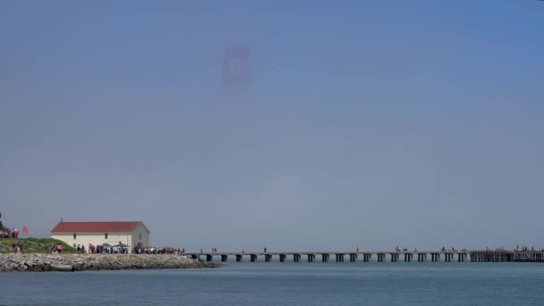 美国旧金山 2019年8月 金门大桥内雾气弥漫 人们在海岸线上行走 — 图库视频影像