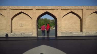 İsfahan, İran - Mayıs 2019: Allah verdi Khan Köprüsü 'ndeki genç çift, İsfahan' ın en eski köprülerinden biri olan Si-o-se-pol Köprüsü olarak da bilinir.