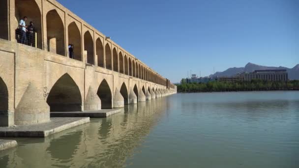 Isfahan Iran Mai 2019 Iraner Auf Der Allahverdi Khan Brücke — Stockvideo