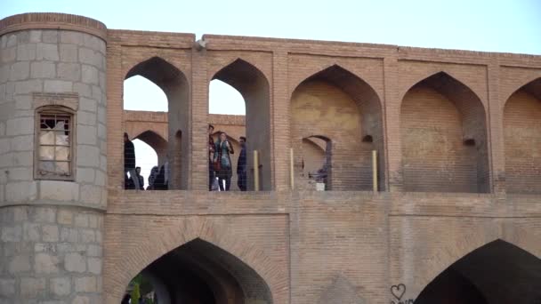 Isfahan Iran Mai 2019 Iraner Auf Der Allahverdi Khan Brücke — Stockvideo