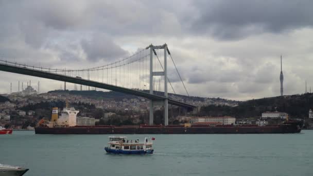 トルコ イスタンブール2020年2月 7月15日殉教者橋下を通過し ボスポラス海峡を航行する様々な船 — ストック動画