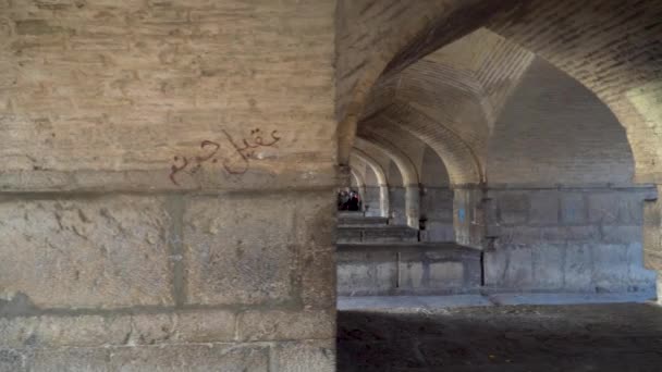 Isfahan Iran Mai 2019 Iraner Sitzen Unter Der Khaju Brücke — Stockvideo