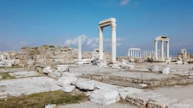 Denizli, Türkiye - Ekim 2019: Pamukkale, Denizli 'deki Laodikeia antik kent kalıntıları