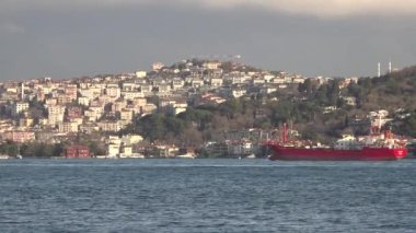 İstanbul, Türkiye - Şubat 2020: Kargo tanker gemisi boğazda seyrediyor