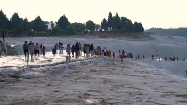 Pamukkale Turquia Outubro 2019 Turistas Piscinas Terraços Travertinos Pamukkale Pamukkale — Vídeo de Stock