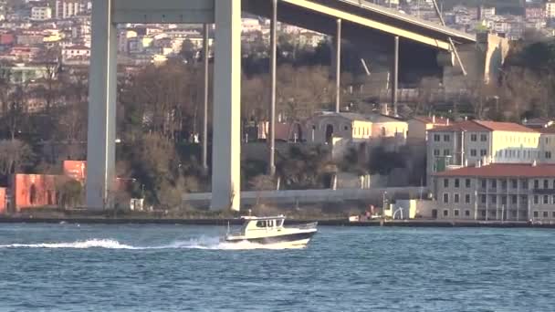 Istanbul Turki Oktober 2018 Perahu Kecepatan Berlayar Sepanjang Selat Bosporus — Stok Video