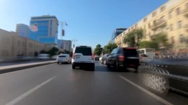 Bakü, Azerbaycan - Haziran 2019: Bakü şehir otomobil trafiğinin zaman aşımı. Bakü 'de gösterge kamerası POV' u.