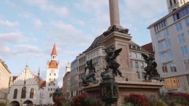 Münih, Almanya - Ekim 2019: Münih Marienplatz Meydanı 'nda eski Münih şehir merkezi Marientplatz belediye binası ile heykel