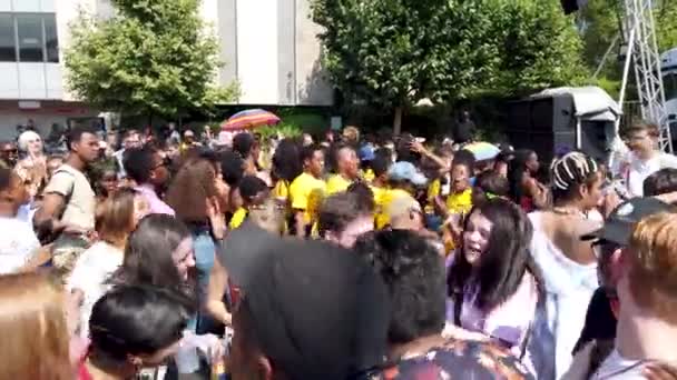 Johannesburgo Sudáfrica Octubre 2019 Jóvenes Bailando Marcha Del Orgullo Gay — Vídeo de stock