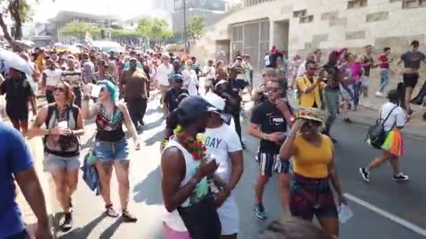 ヨハネスブルグ 南アフリカ 10月2019 ゲイの誇りで行進し 楽しみを持つ群衆3月 — ストック動画