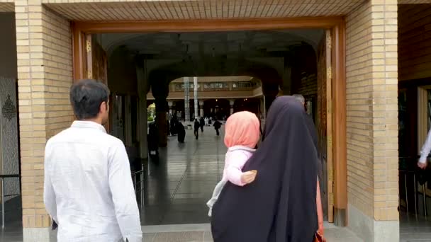 Santuário Fátima Masumeh Qom Irão Maio 2019 Povo Iraniano Portas — Vídeo de Stock