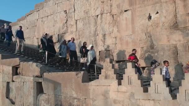 ペルセポリス イラン 5月2019 観光客はペルセポリスの遺跡を訪問しています 後でアレキサンダー大王によって破壊ペルシャ帝国の首都 イランのシラーズにあるペルセポリスの歴史的都市 — ストック動画