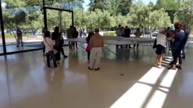 Cupertino, California, ABD - Ağustos 2019: Apple Store in Cupertino 'da Apple ürünlerini inceleyen insanlar, Apple genel merkezi sonsuz döngü
