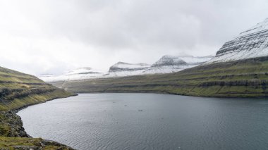 Faroe Adaları 'ndaki dramatik manzara. Kuzey Atlantik 'teki Faroe Adaları' nın doğası.