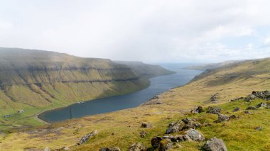 Faroe Adaları 'ndaki dramatik manzara. Kuzey Atlantik 'teki Faroe Adaları' nın doğası.