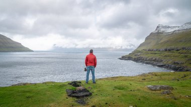 Torshavn, Faroe Adaları - Ağustos 2019: Faroe Adaları, Danimarka 'daki dramatik manzaraya bakan tanımlanamayan adam