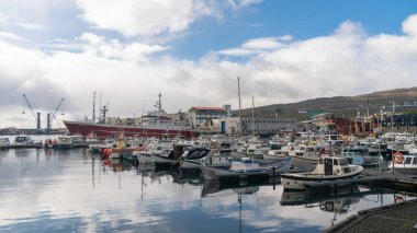 Torshavn, Faroe Adaları - Ağustos 2019: Faroe adalarındaki Torshavn limanında balıkçı tekneleri.