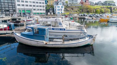 Torshavn, Faroe Adaları - Ağustos 2019: Faroe adalarındaki Torshavn limanında balıkçı tekneleri.