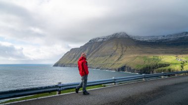 Vidareidi, Faroe Adaları - Ağustos 2019: Faroe Adaları, Danimarka 'daki dramatik manzaraya bakan tanımlanamayan adam