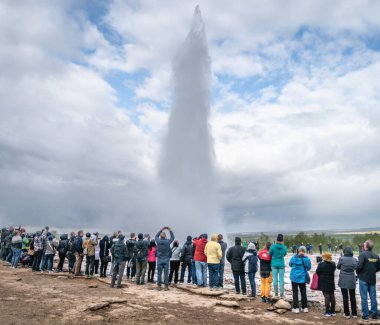 Strokkur, İzlanda - Mayıs 2019: Turistler izlerken Strokkur gayzer patlaması