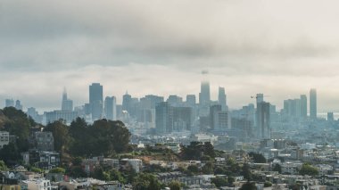 San Francisco, California, ABD - Ağustos 2019: Sisli bir günde San Francisco şehir merkezi