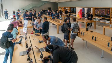 San Francisco, California, ABD - Ağustos 2019: Apple ürünlerini inceleyen insanlar telefon ve tabletleri Union Square 'deki Apple Store' da inceliyor