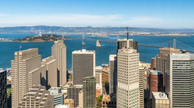 San Francisco, California, ABD - Ağustos 2019: Bay Bridge ve gökdelenleri ile San Francisco şehri