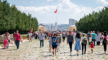 Ankara, Türkiye - Ağustos 2019: Türk lider Atatürk 'ün Anitkabir Anıtmezarını ziyaret eden insanlar sevgi ve saygı iletmek için.