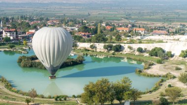 Denizli, Türkiye - Ekim 2019: Pamukkale yakınlarındaki havuza dokunan sıcak hava balonu