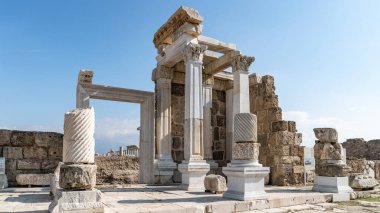 Denizli, Türkiye - Ekim 2019: Pamukkale, Denizli 'deki Laodikeia antik kent kalıntıları