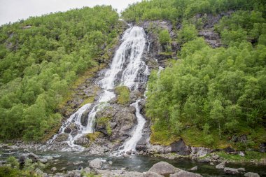 Norveç 'te şelalesi olan güzel doğa manzarası