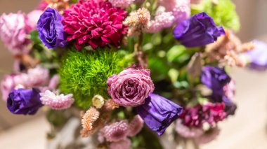 Çiçek buketi evde ya da kutlamada süsleme için düzenlenir. Alan derinliği ve odak dışı ilk başta kasıtlı olarak yapılır