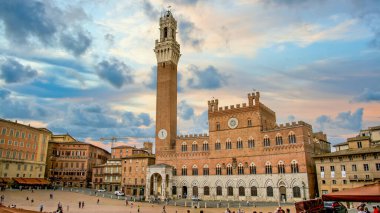 Siena, Toscana, İtalya - Eylül 2019 Campo Meydanı Piazza del Campo, Palazzo Pubblico ve Mangia Kulesi Torre del Mangia