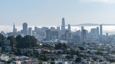 San Francisco, California, ABD - Ağustos 2019: Sisli bir günde San Francisco şehir merkezi