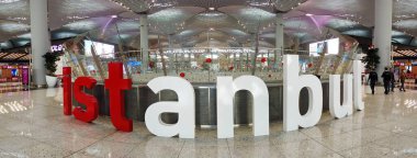 İstanbul, Türkiye - Şubat 2020: İstanbul Havalimanı iç sahnesi İstanbul tabelasıyla